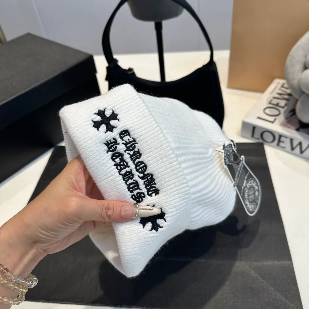 P46 Crow Heart Autumn and Winter Wool Knitted Beanie This must be a favorite of minimalism. It is clean, neat, fashionable and versatile, and will definitely not be picky about your face shape! A fashionable classic that lasts forever! Fashionable black and white can be purchased together!